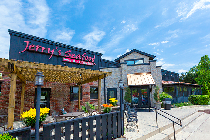 Exterior seating of Jerry's Seafood
