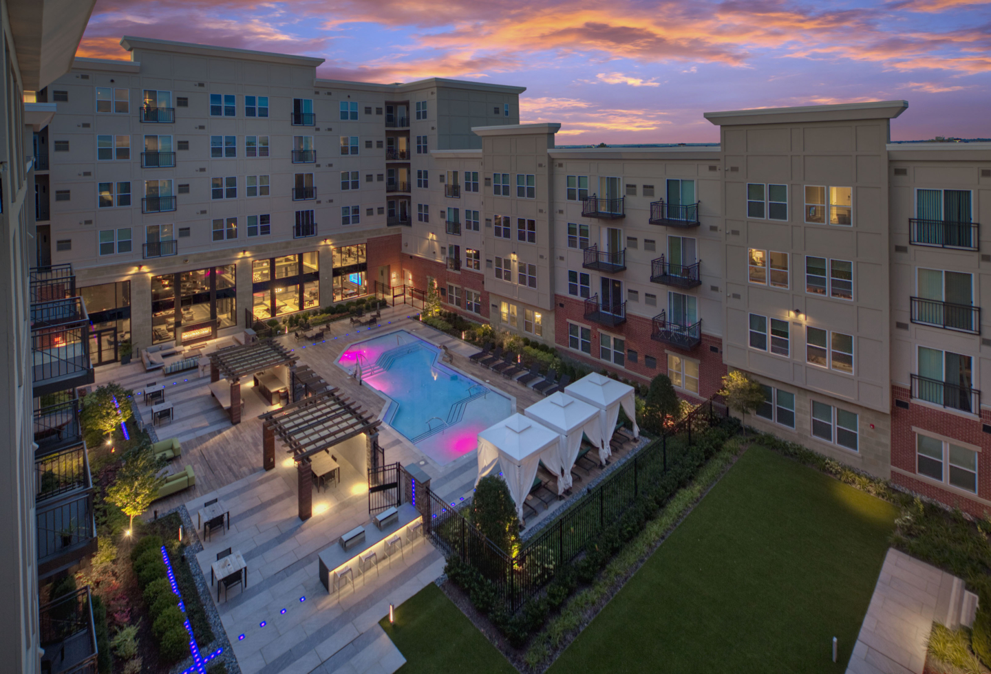 The Remy courtyard pool with cabanas and pergola - Lanham, MD